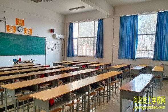 河北同仁医学院春季学费和秋季学费一样吗？