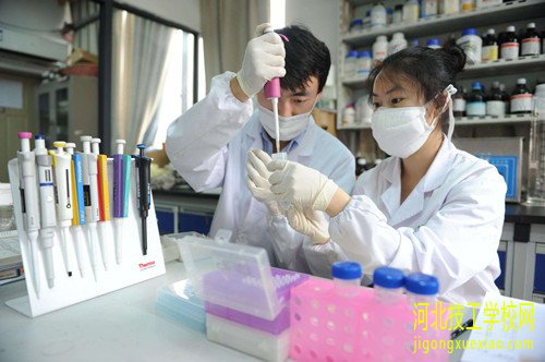 2022年河北同仁医学院收费标准多少？