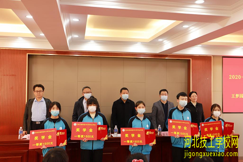 石家庄冀联医学院学生平时穿校服吗？