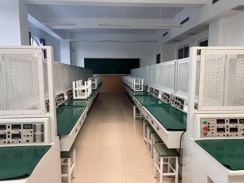 选对技术少走弯路:初中毕业男生重点考虑这 3 个方向 热门学校 第2张 选对技术少走弯路:初中毕业男生重点考虑这 3 个方向 热门学校 第2张