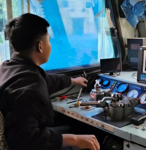 铁路机车车辆驾驶人员资格考试每年有几次