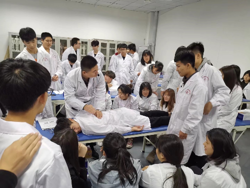 女生能报石家庄冀联医学中专学校中医专业吗？