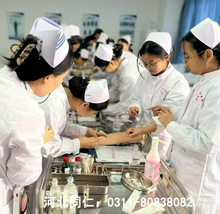 初中女生学什么好？河北同仁医学中专护理 / 中医康复 / 药剂，好就业